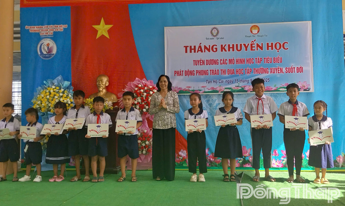 Đại diện Hội Khuyến học tỉnh Đồng Tháp trao quà cho các em học sinh có hoàn cảnh khó khăn trên địa bàn xã Tân Hộ Cơ.