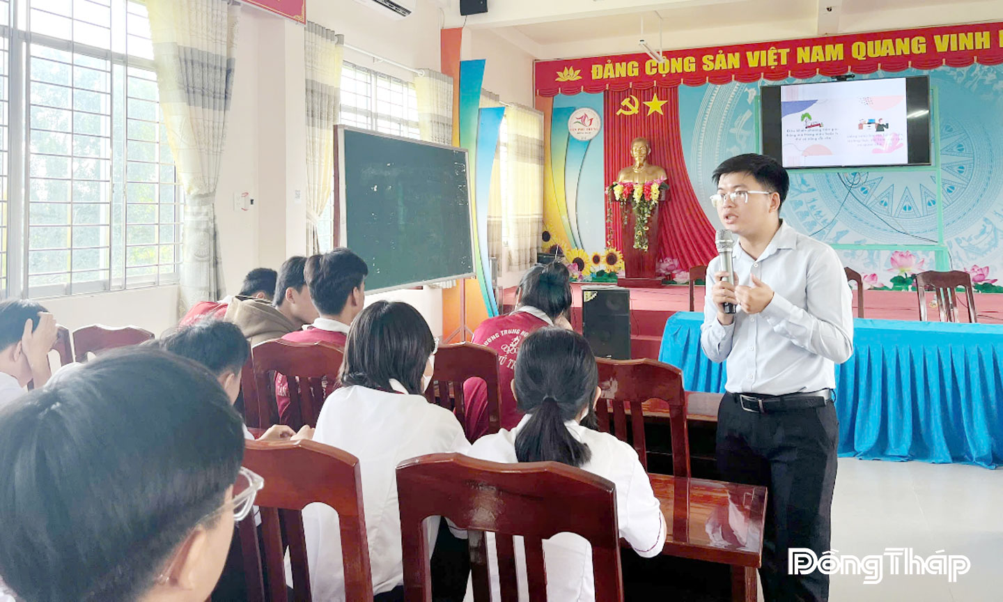 Một buổi tuyên truyền giáo dục về tác hại rượu, bia cho học sinh, sinh viên.