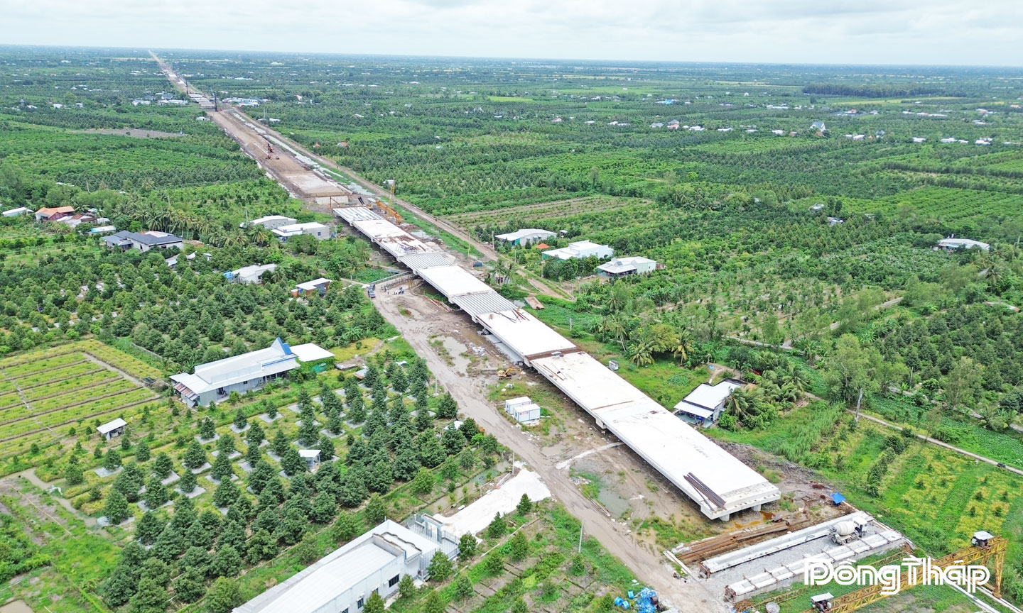 Dự án thành phần 2 cao tốc Cao Lãnh - An Hữu đang được đẩy nhanh tiến độ thi công.