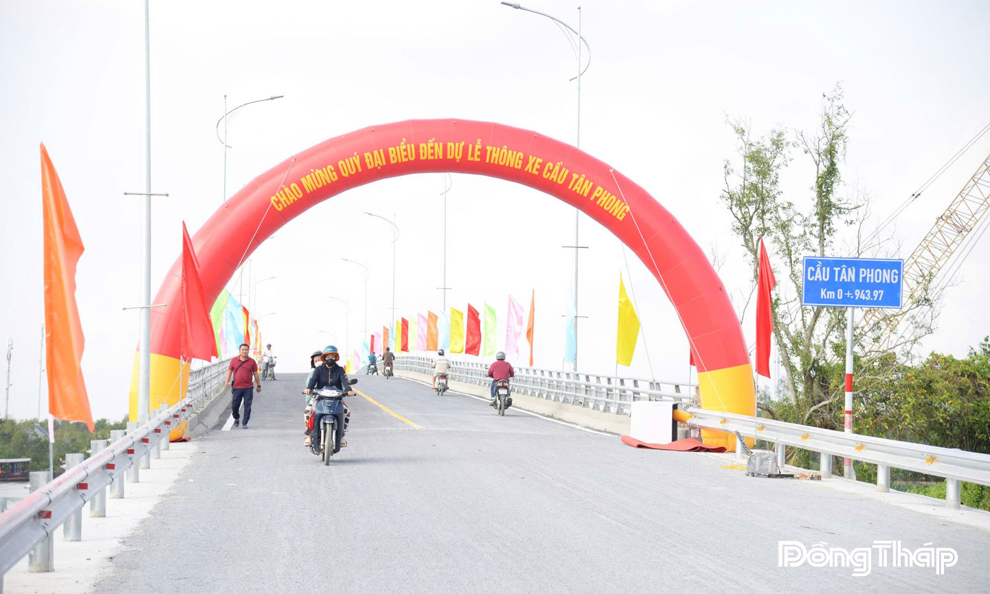 Cầu Tân Phong kết nối giao thông cù lao Tân Phong thuộc xã Hiệp Đức, tỉnh Đồng Tháp với đất liền, góp phần phát triển du lịch nơi đây.