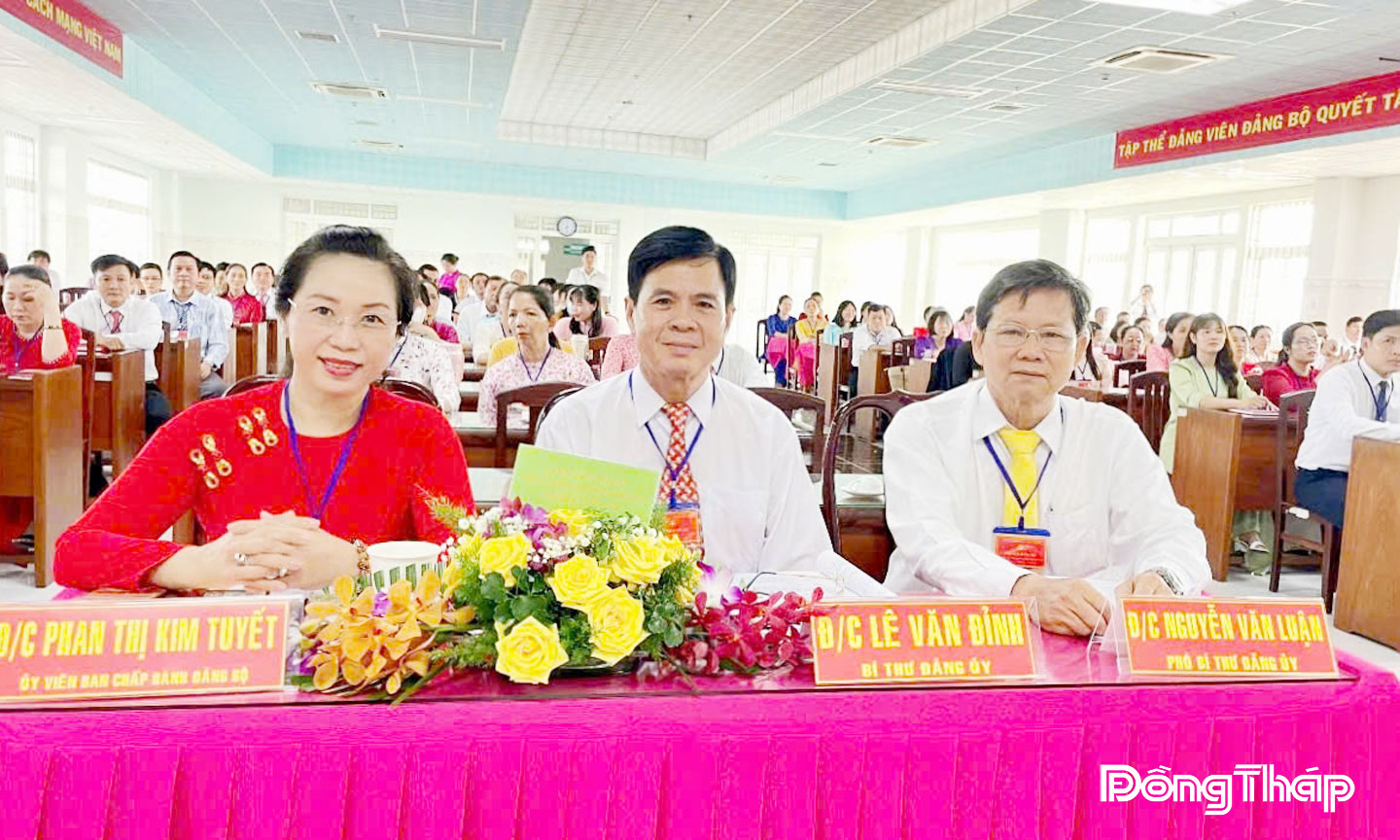 Ông Lê Văn Đỉnh ( ngồi giữa) Bí thư Đảng ủy, Quyền Giám đốc Bệnh viện Đa khoa khu vực Cai Lậy tỉnh Đồng Tháp.