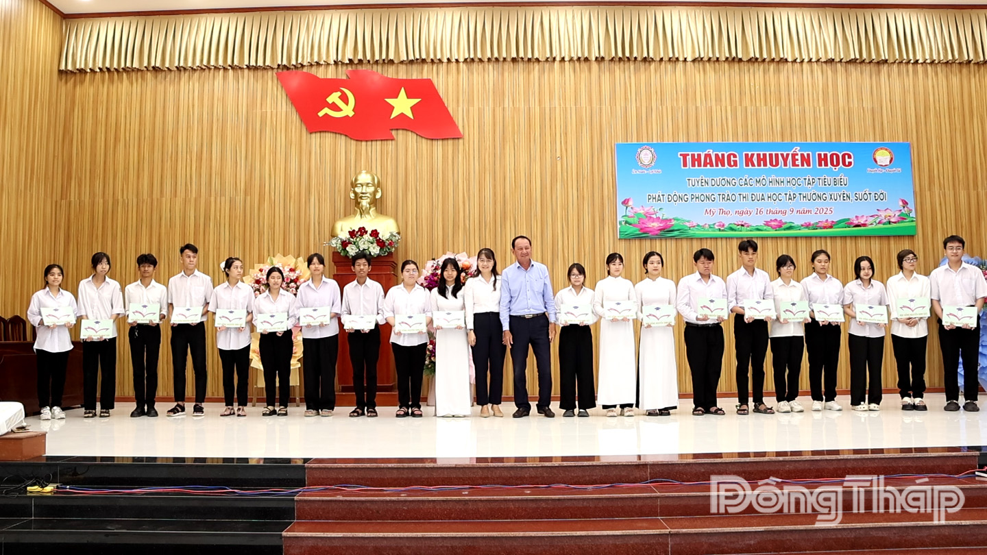 Ông Lưu Hoàng Tân, Chủ tịch Công ty TNHH MTV XSKT Đồng Tháp và bà Phạm Thị Ngọc Đào, Bí thư Đảng uỷ/ Chủ tịch Hội đồng nhân dân xã Mỹ Thọ trao học bổng cho các em học sinh trường THPT Cao Lãnh 1.