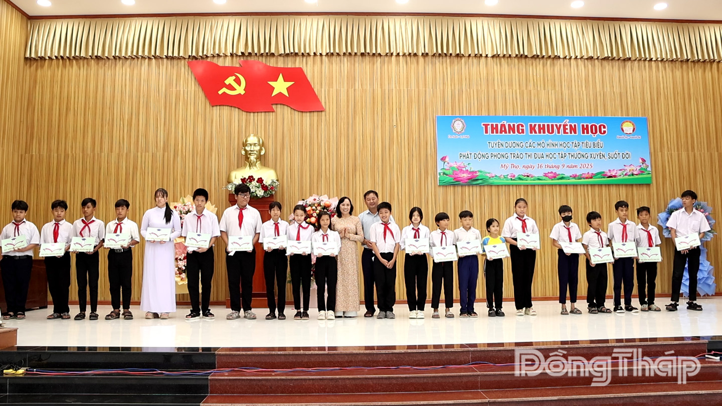Bà Nguyễn Thị Nhàn, Chủ tịch Hội khuyến học tỉnh và ông Nguyễn Minh Tuấn, Chủ tịch UBND xã Mỹ Thọ trao học bổng cho các em học sinh.