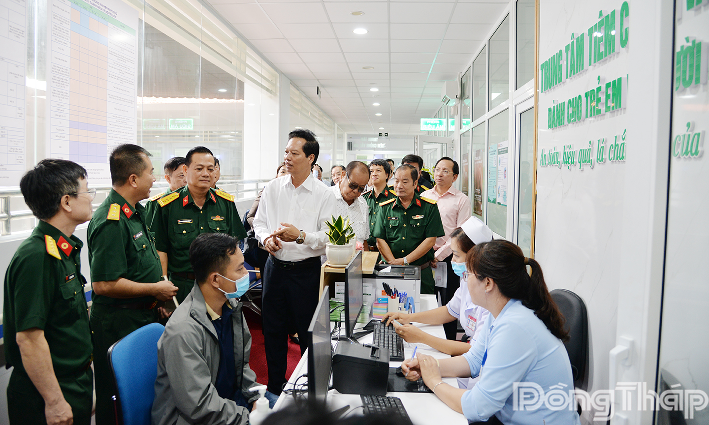 Đồng chí Nguyễn Thành Diệu trao đổi với lãnh đạo, nhân viên Bệnh viện Quân y 120.