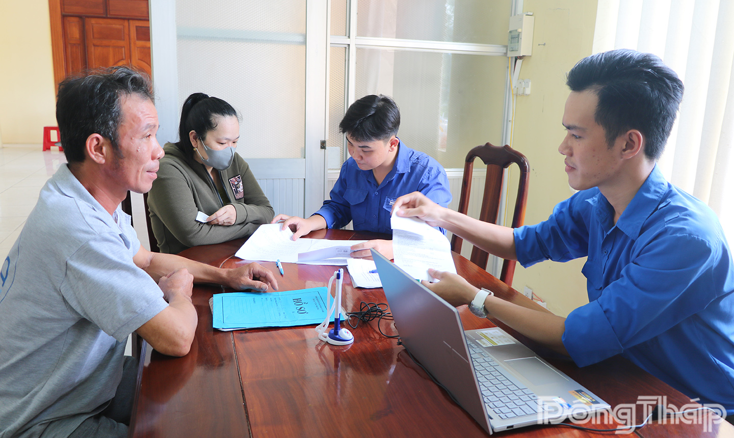 Đoàn viên, thanh niên xã Thường Phước hỗ trợ người dân thực hiện thực hiện dịch vụ công trực tuyến.