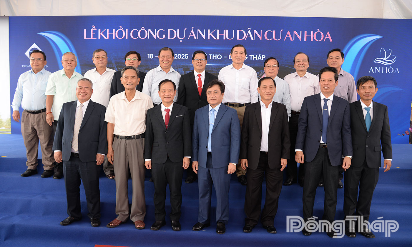 Các đại biểu chụp ảnh lưu niệm.