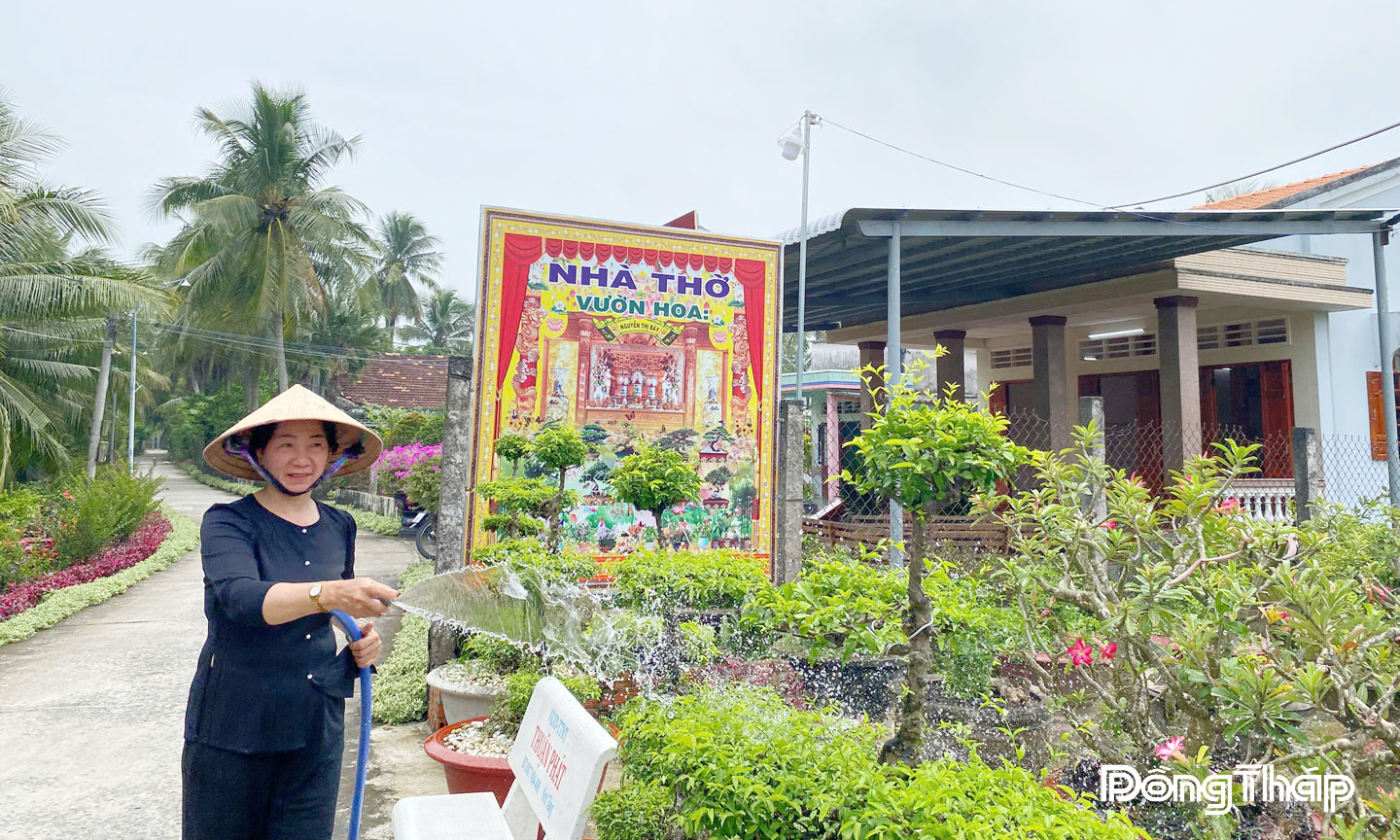 Cô Huỳnh Thị Chín chăm sóc cây xanh khuôn viên Nhà thờ Mẹ Nguyễn Thị Bảy.