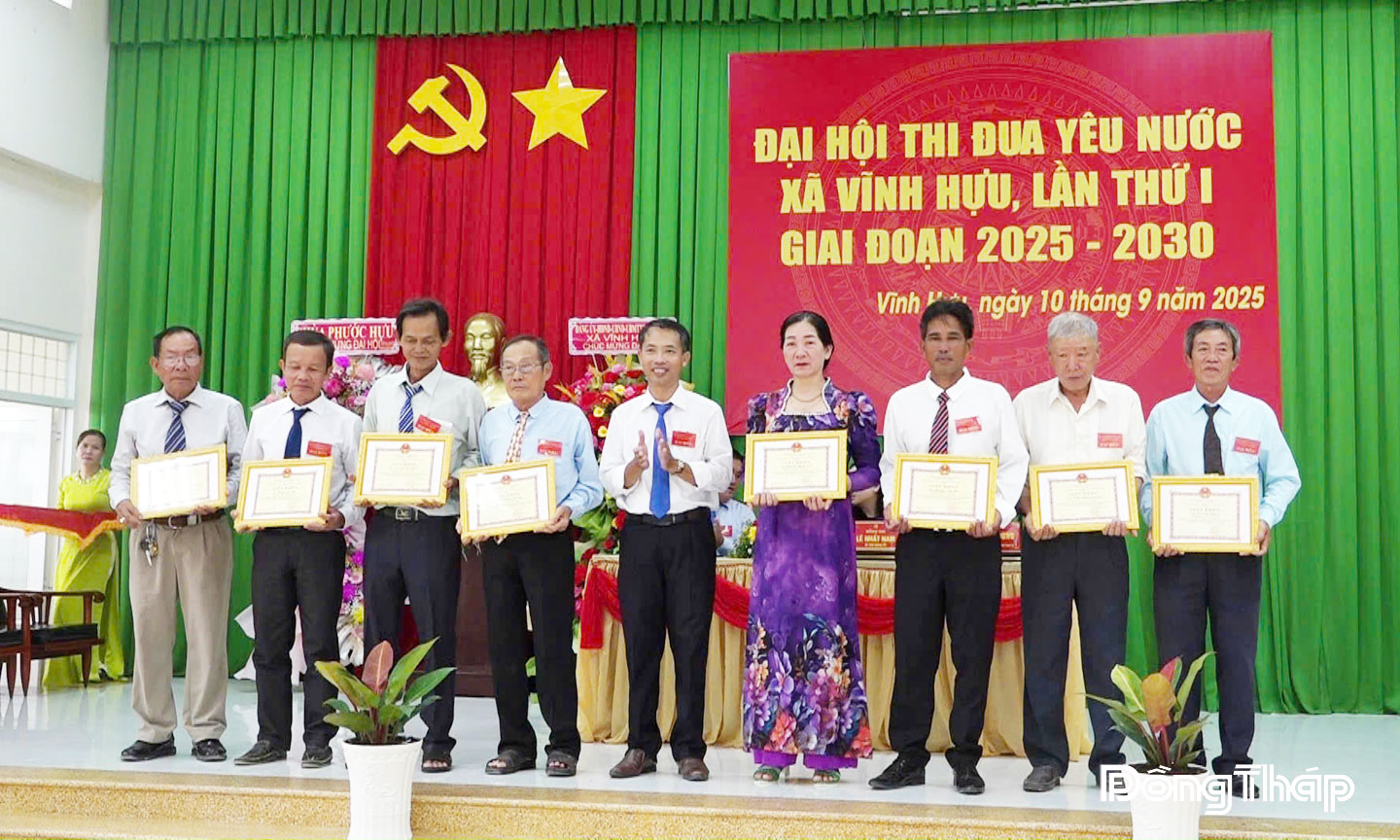 Cô Huỳnh Thị Chín (thứ 4 từ phải sang) nhận Giấy khen của Ủy ban nhân dân xã Vĩnh Hựu do có nhiều đóng góp tiêu biểu trong phong trào thi đua yêu nước của xã Vĩnh Hựu giai đoạn 2020 - 2025.