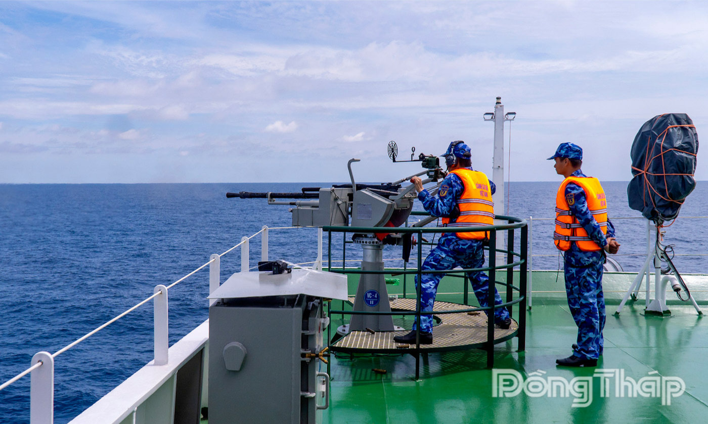 Thực hành bắn súng pháo 23mm trên tàu CSB 8001.