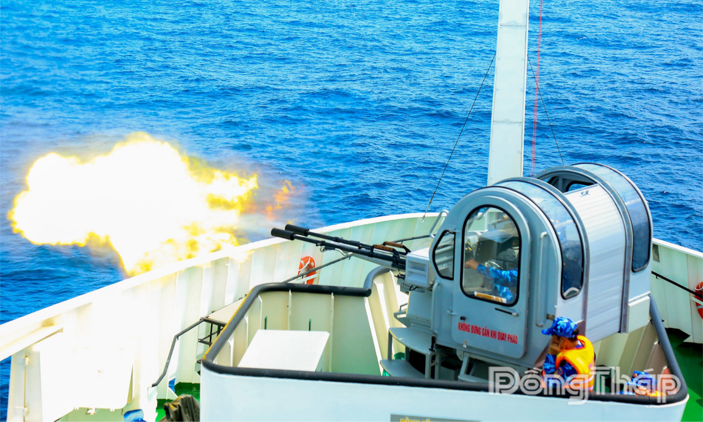 Thực hành bắn súng pháo 23mm trên tàu CSB 8001.