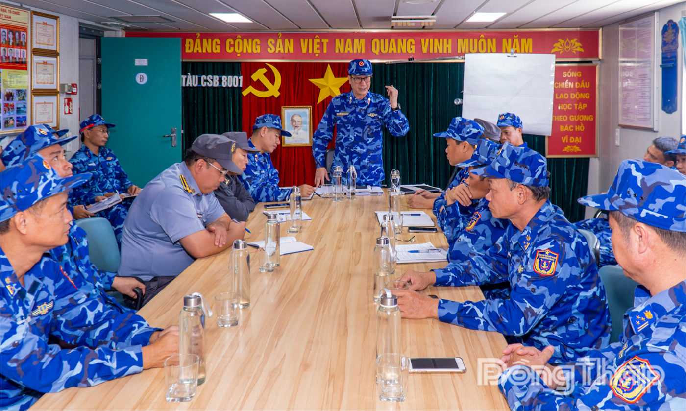 Đại tá Nguyễn Minh Khánh, Phó Tư lệnh, Tham mưu trưởng BTL Vùng CSB3 chủ trì cuộc họp với cán bộ, chỉ huy các tàu tham gia diễn tập.