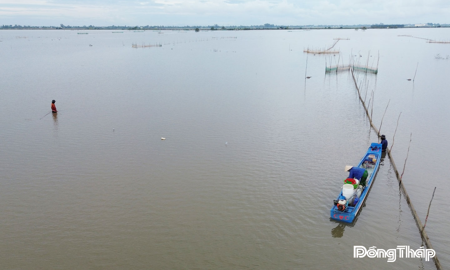 Sau khi thu hoạch 2 vụ lúa, nước nổi tràn về cánh đồng gần 500 ha ở ấp Giồng Bàng, xã Thường Phước, mang theo nhiều loại cá, tôm, giúp người dân biên giới  đánh bắt thủy sản, có thêm thu nhập.