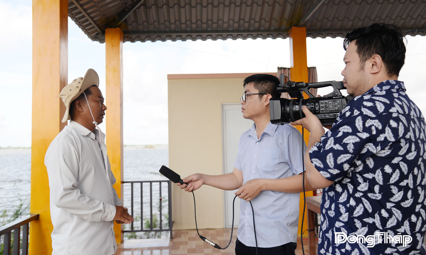 Bí thư chi bộ, Trưởng Ban nhân dân ấp Giồng Bàng, xã Thường Phước  Trần Văn Bình (bên trái) cho biết, mùa nước nổi năm nay, cánh đồng  ấp Giồng Bàng thành lập 2 Tổ trữ cá đồng, với diện tích mặt nước hơn 150 ha,  có 95 hộ dân tham gia.