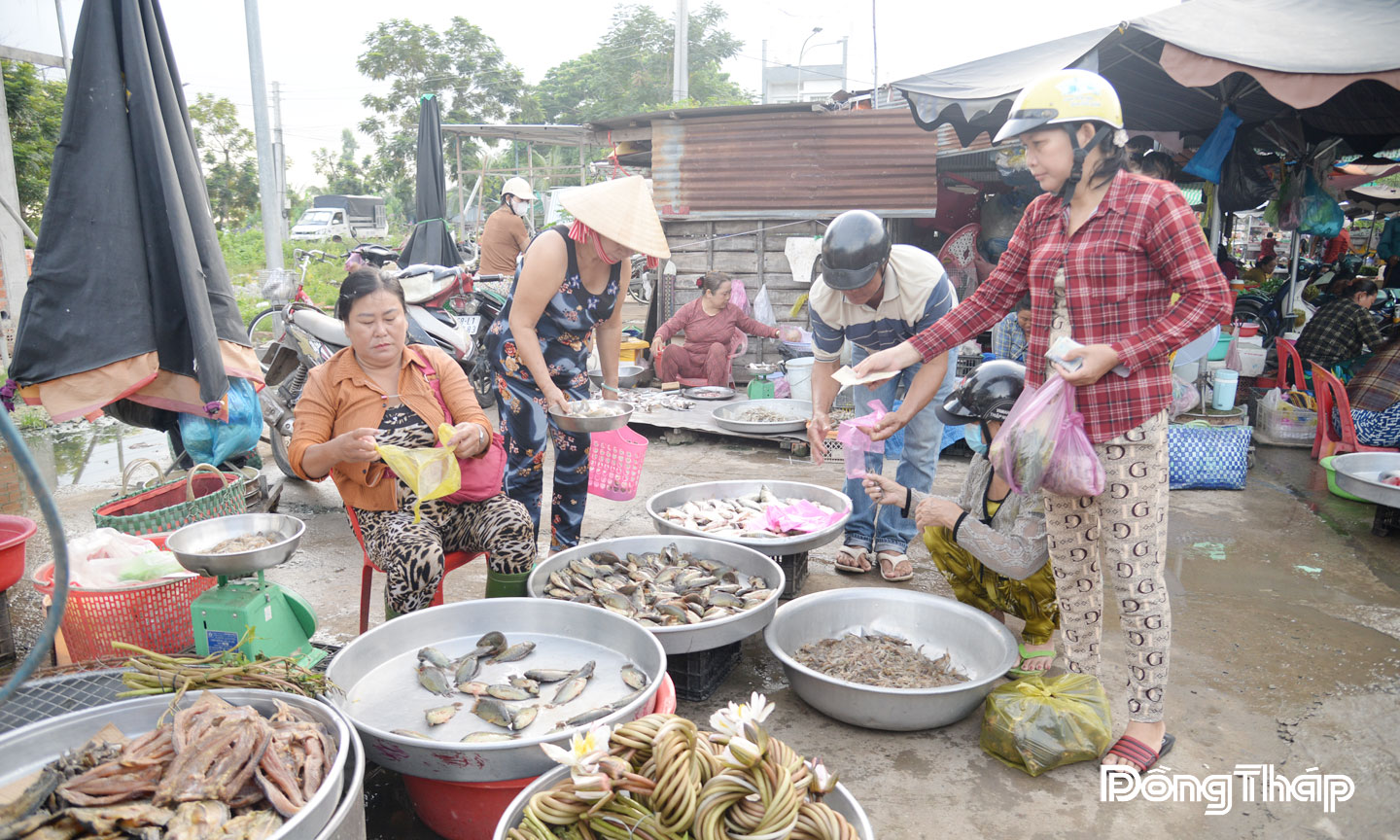 Sản vật mùa nước nổi bán tại chợ Cửa khẩu quốc tế Thường Phước thuộc xã Thường Phước.