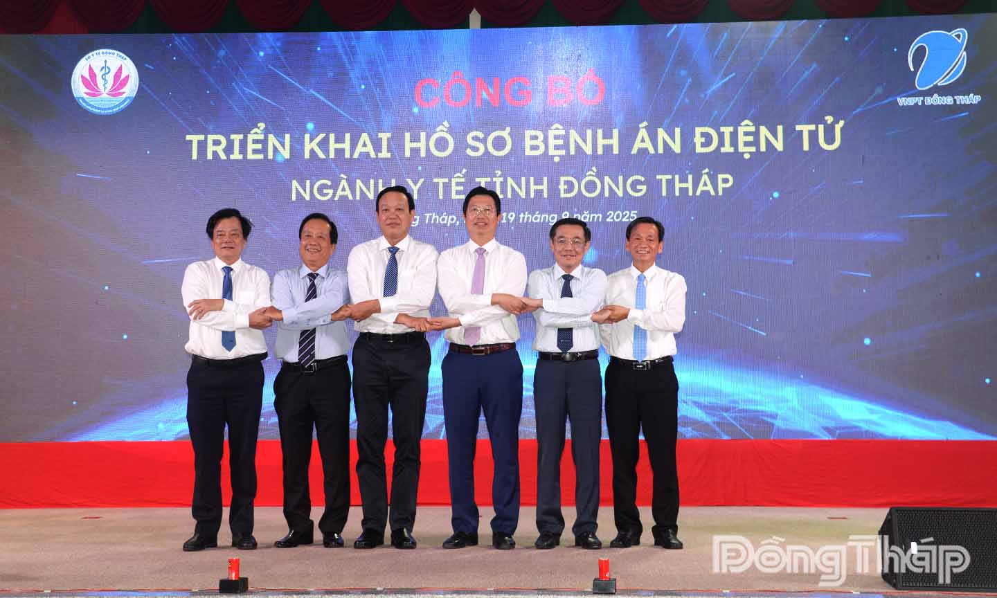 Lãnh đạo UBND tỉnh, Sở Y tế thực hiện nghi thức triển khai Hồ sơ bệnh án điện tử tại các cơ sở khám bệnh, chữa bệnh trên địa bàn tỉnh Đồng Tháp.