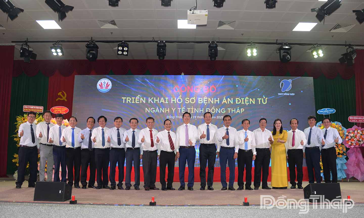 Các đại biểu chụp ảnh lưu niệm tại Lễ Công bố.