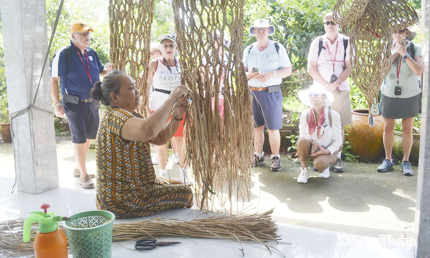 Khách du lịch rất ấn tượng với nghề đan võng bằng dây chuối tại cù lao Tân Phong.