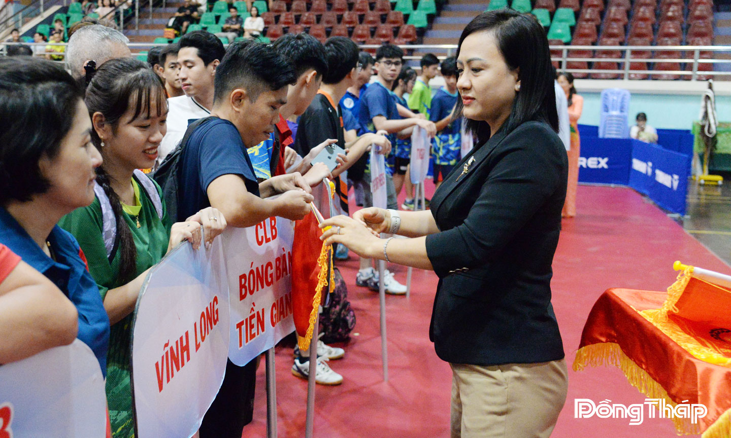 Đồng chí Nguyễn Thị Kim Chi trao Cờ lưu niệm cho các vận động viên  tham dự Giải Bóng bàn mở rộng (tổ chức vào tháng 4-2025).