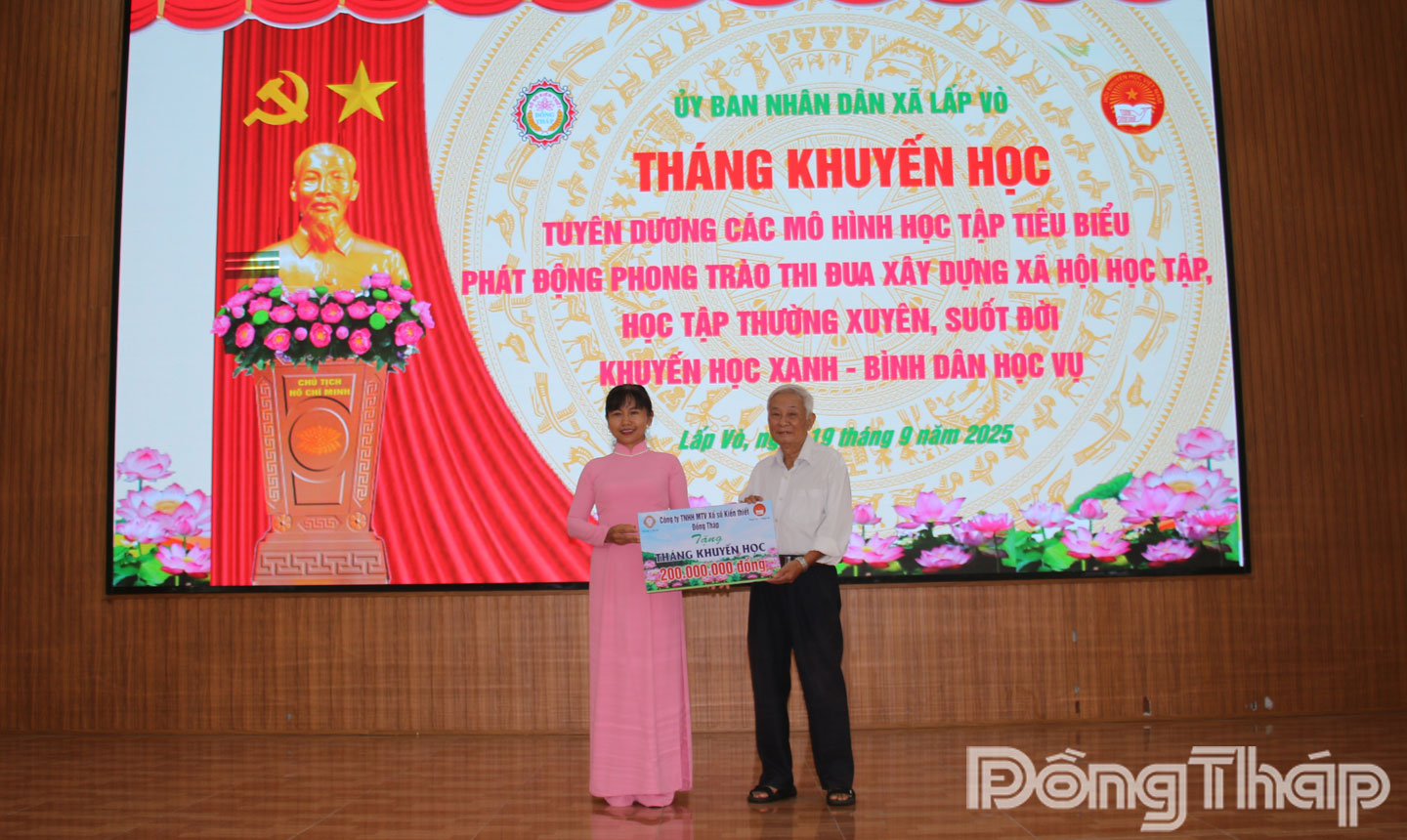 Đại diện lãnh đạo Công ty TNHH MTV Xổ số kiến thiết Đồng Tháp trao tặng kinh phí hỗ trợ Tháng khuyến học cho Hội khuyến học xã Lấp Vò.