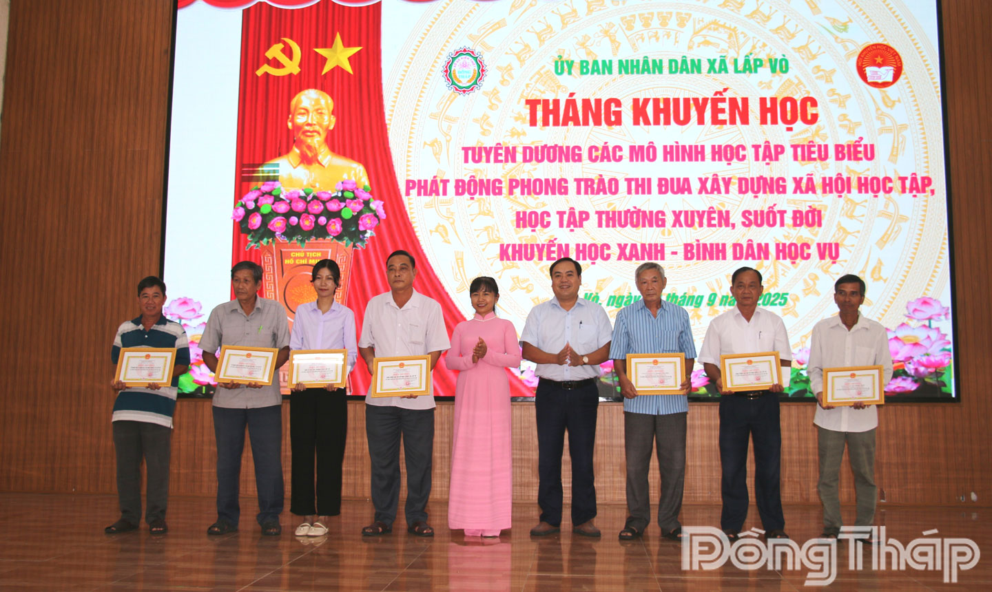 Đại diện lãnh đạo UBND xã Lấp Vò cùng Công ty TNHH MTV Xổ số kiến thiết Đồng Tháp trao biểu dương danh hiệu gia đình học tập, dòng họ học tập, cộng đồng học tập, đơn vị học tập, các Tổ nhân dân tự quản khuyến học tiêu biểu.