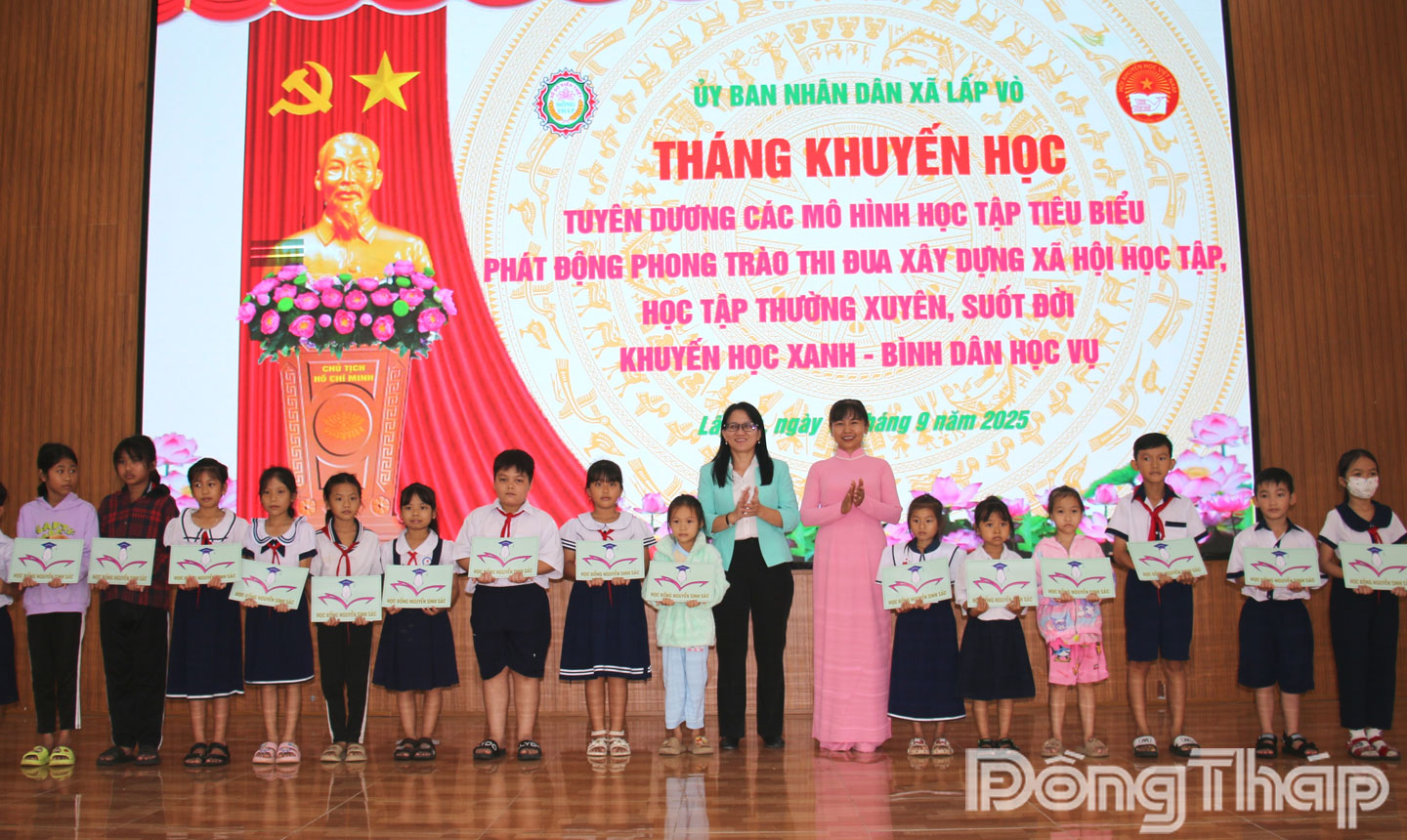  Đại diện lãnh đạo Đảng ủy xã Lấp Vò và lãnh đạo Công ty TNHH MTV Xổ số kiến thiết Đồng Tháp trao quà cho các học sinh có hoàn cảnh khó khăn.