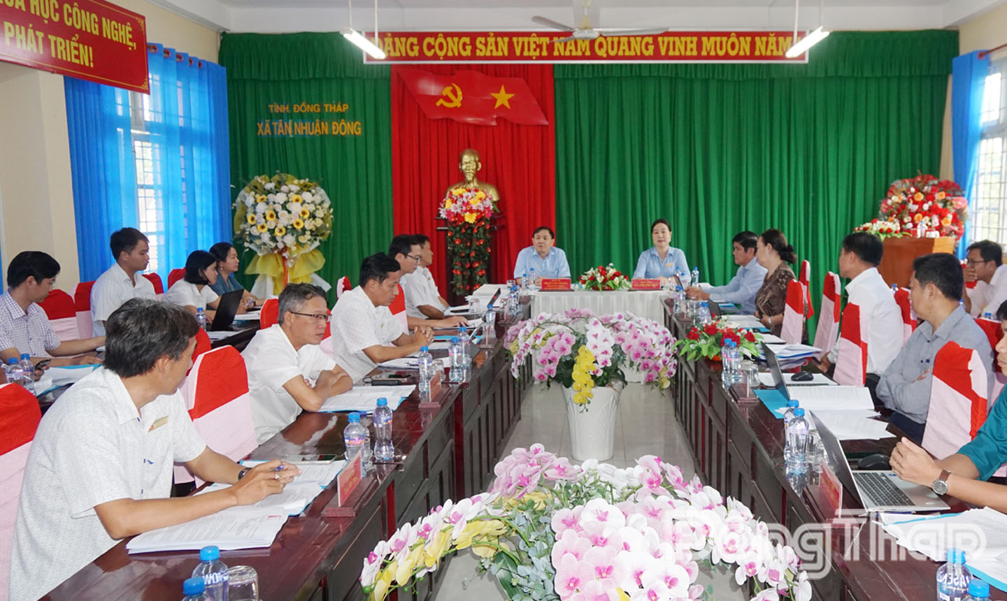 Ban Thường vụ Đảng ủy xã đang cho ý kiến về các nội dung quan trọng tại hội nghị