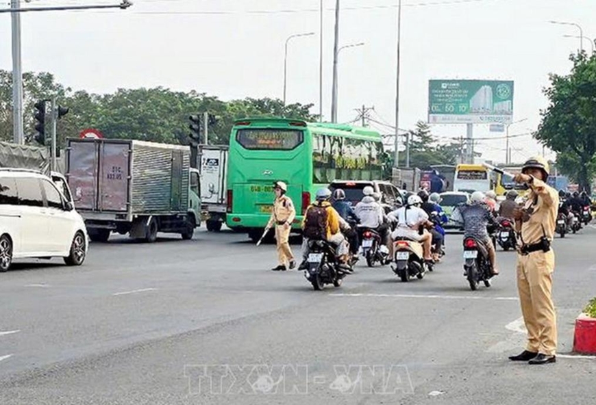 Lực lượng cảnh sát giao thông tập trung tuần tra cơ động, chỉ dừng tại một điểm để kiểm soát phương tiện khi đảm bảo các yêu cầu. Ảnh minh họa 