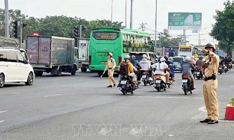 Yêu cầu cán bộ, chiến sĩ làm nhiệm vụ điều tiết, chỉ huy giao thông không dừng phương tiện