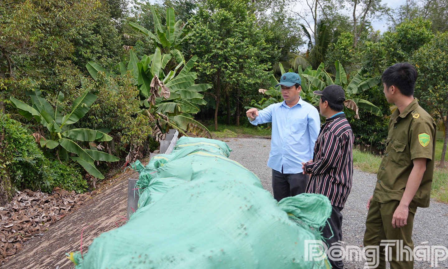 Lực lượng chức năng làm việc tại xã Long Tiên.