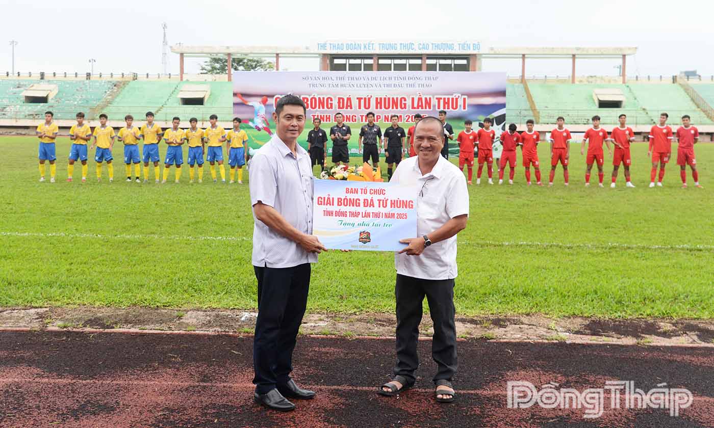 Lãnh đạo Trung tâm Huấn luyện và Thi đấu TDTT tỉnh Đồng Tháp tặng hoa cảm ơn đơn vị tài trợ giải.