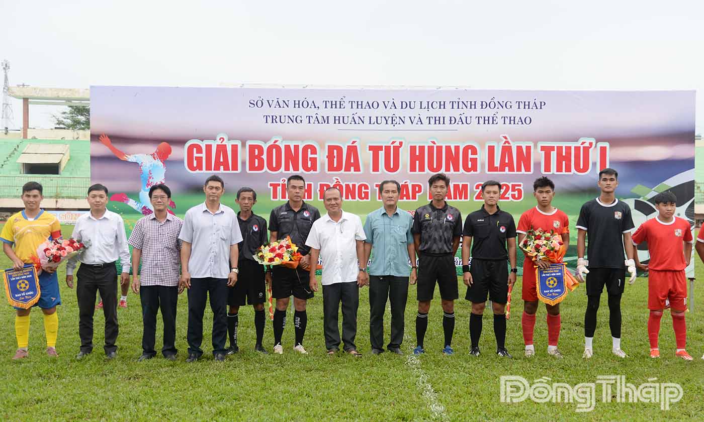 Các đại biểu tặng hoa và cờ luân lưu các đội thi đấu trận khai mạc.