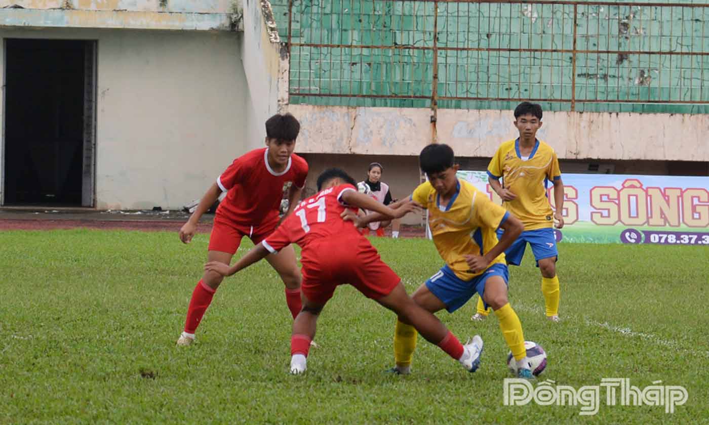 Các cầu thủ thi đấu ở trận khai mạc.