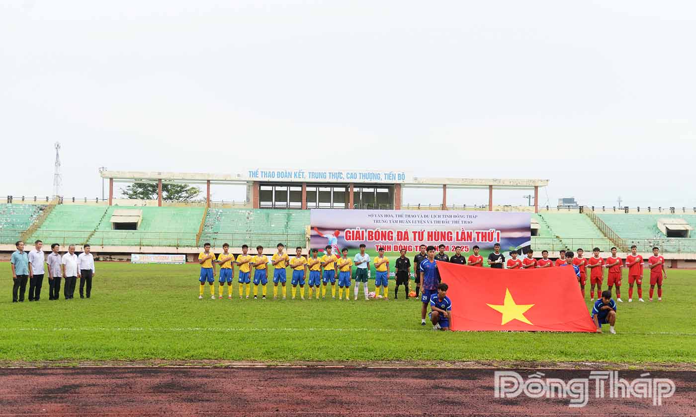 Nghi thức chào cờ trước trận khai mạc.