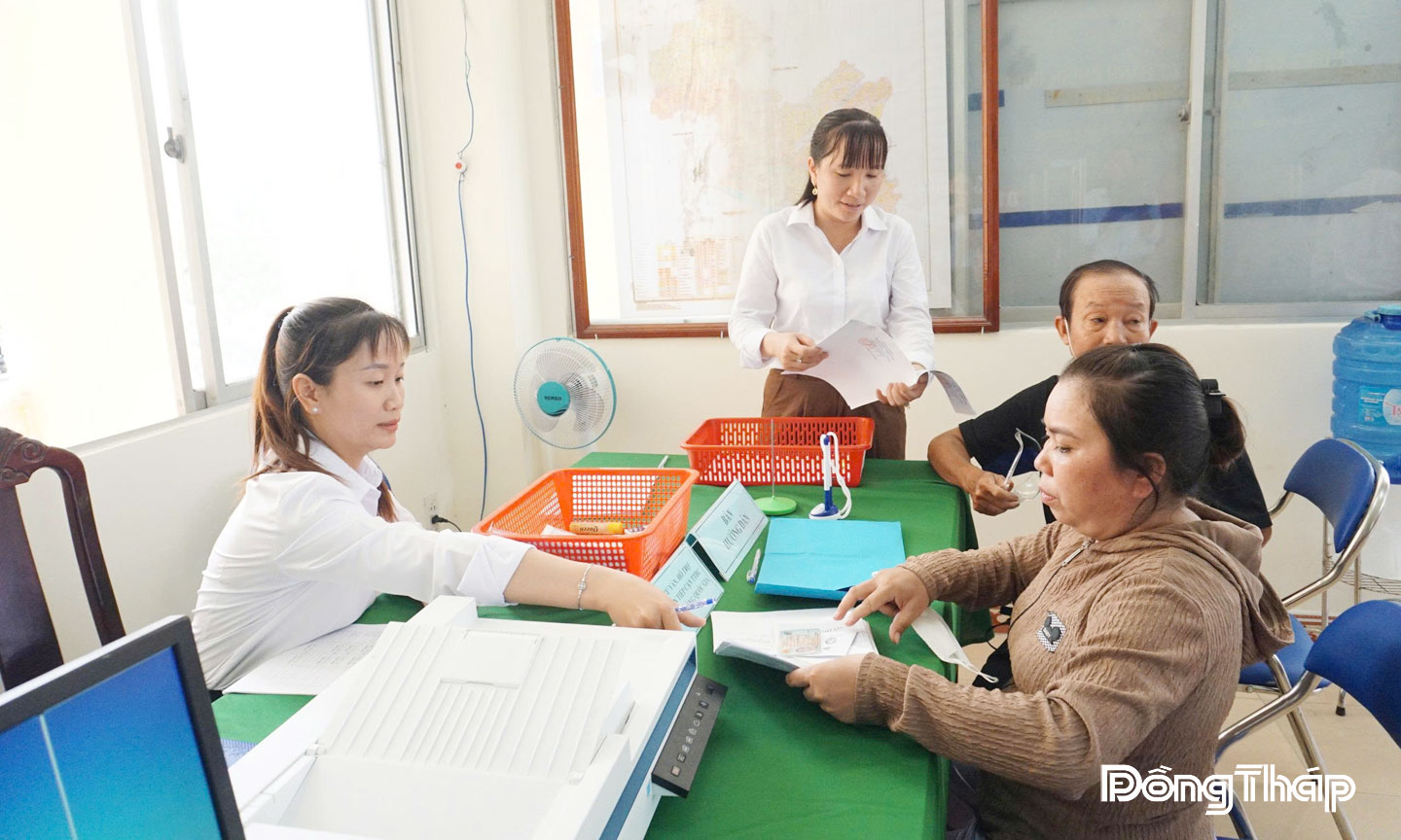 Cán bộ Trung tâm Phục vụ hành chính công xã Mỹ Tịnh An hỗ trợ người dân làm thủ tục hành chính.