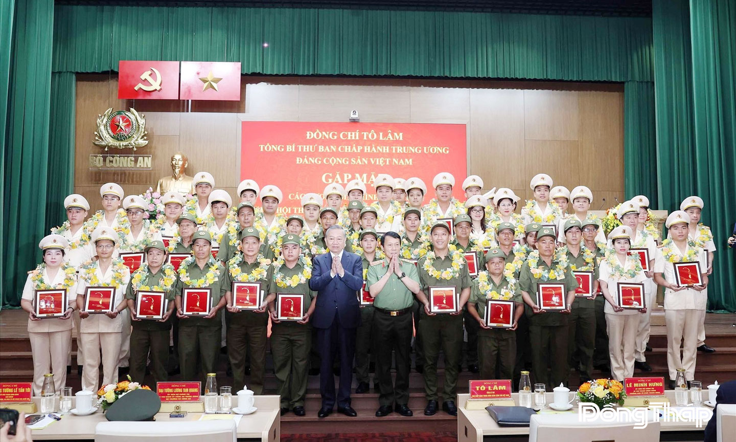 Đồng chí Nguyễn Văn Dư (hàng đầu thứ 10 từ trái sang) tại buổi gặp mặt giữa Tổng Bí thư Tô Lâm với các điển hình tiên tiến trong Công an nhân dân và lực lượng bảo vệ an ninh trật tự ở cơ sở. Ảnh: NVCC