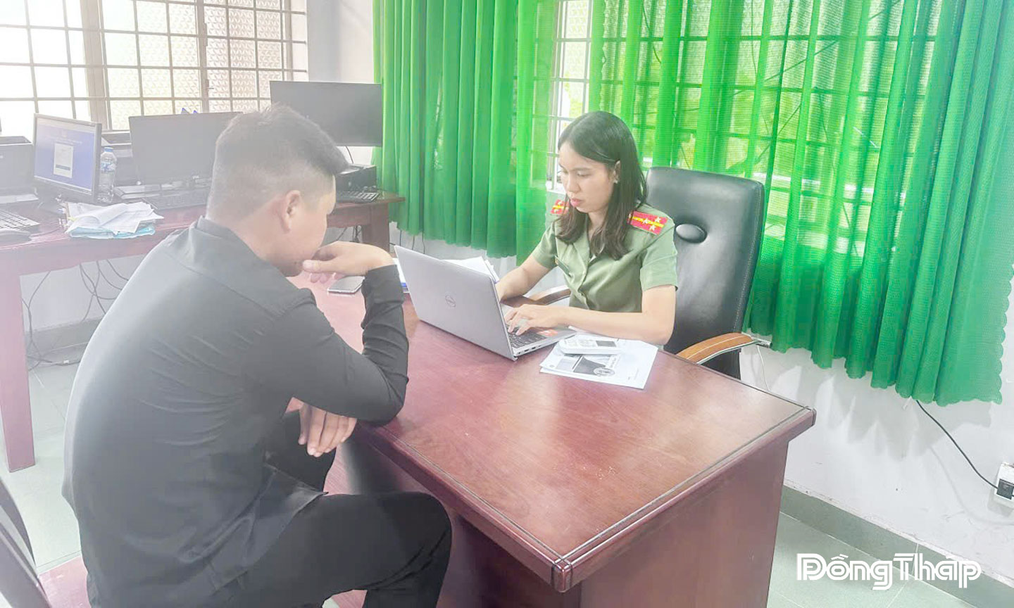 Cơ quan C&ocirc;ng an l&agrave;m việc với c&aacute;c đối tượng đăng video tr&ecirc;n mạng x&atilde; hội x&uacute;c phạm ch&iacute;nh quyền v&agrave; C&ocirc;ng an.       Ảnh: CTV.