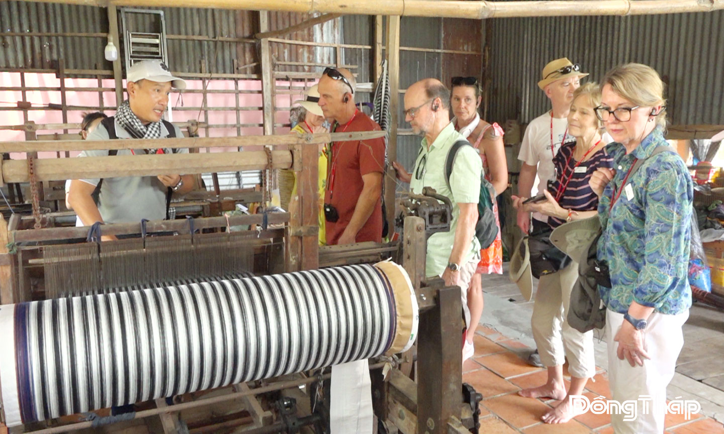 Khách du dịch nước ngoài tham quan, trải nghiệm Làng nghề dệt choàng Long Khánh ở xã Long Khánh.