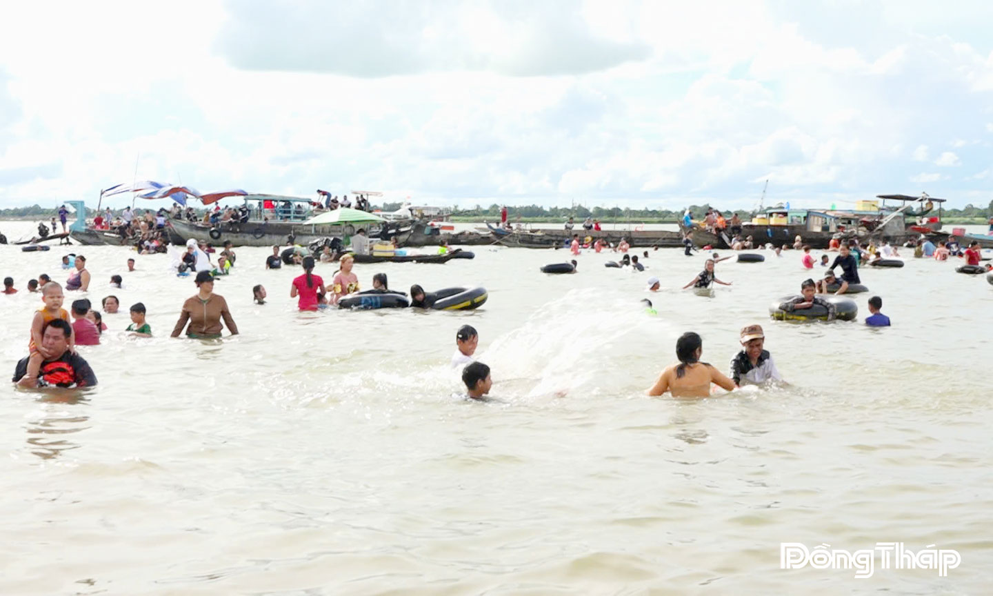 Bãi cồn Long Khánh ( xã Long Khánh)  thu hút đông đảo du khách đến trải nghiệm.