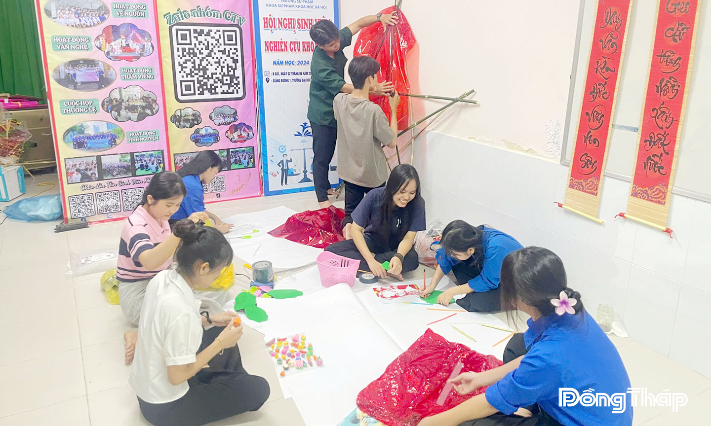 Sinh viên Trường Đại học Đồng Tháp làm lồng đèn tặng trẻ em ở địa phương.