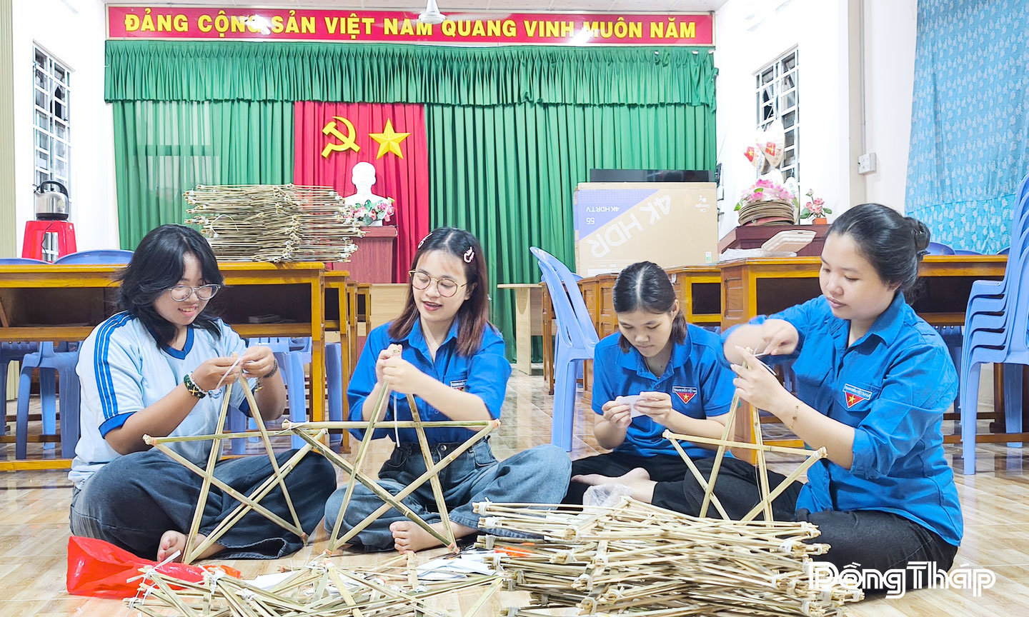 Đoàn viên, thanh niên Chi đoàn khóm 11, phường Mỹ Ngãi nhiệt tình làm lồng đèn tặng trẻ em trên địa bàn.