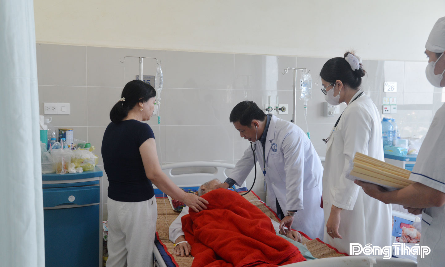 Tiến sĩ, Bác sĩ Nguyễn Văn Dũng thăm khám cho bệnh nhân đột quỵ đang điều trị tại Khoa Nội thần kinh, Bệnh viện Đa khoa Tiền Giang.