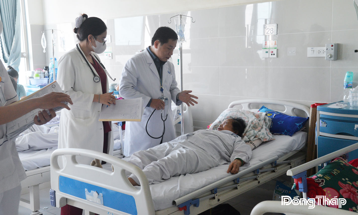Tiến sĩ, Bác sĩ Nguyễn Văn Dũng thăm khám cho bệnh nhân đột quỵ đang điều trị tại Khoa Nội thần kinh, Bệnh viện Đa khoa Tiền Giang.