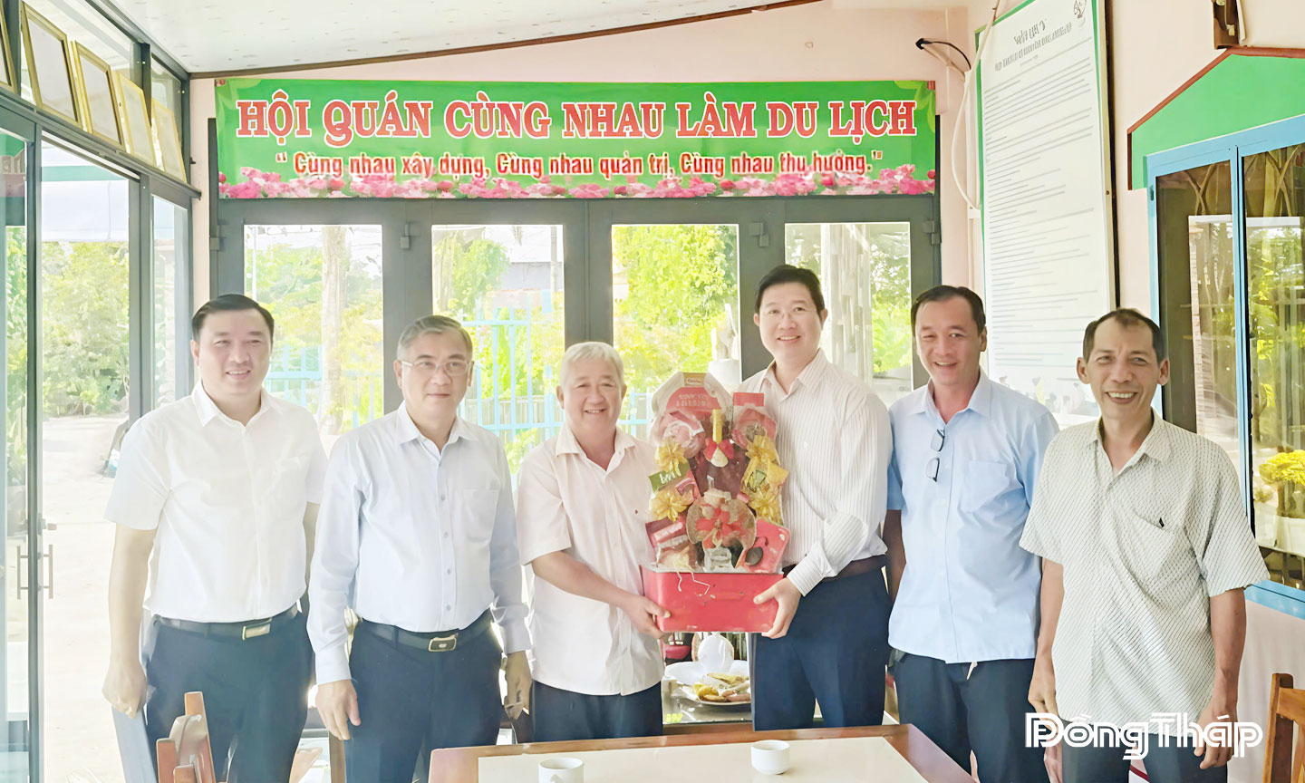 Phó Chủ tịch UBND tỉnh Đồng Tháp Huỳnh Minh Tuấn (thứ 3, từ phải sang) thăm, tặng quà Ban Chủ nhiệm Hội quán Cùng nhau làm du lịch (phường Sa Đéc).