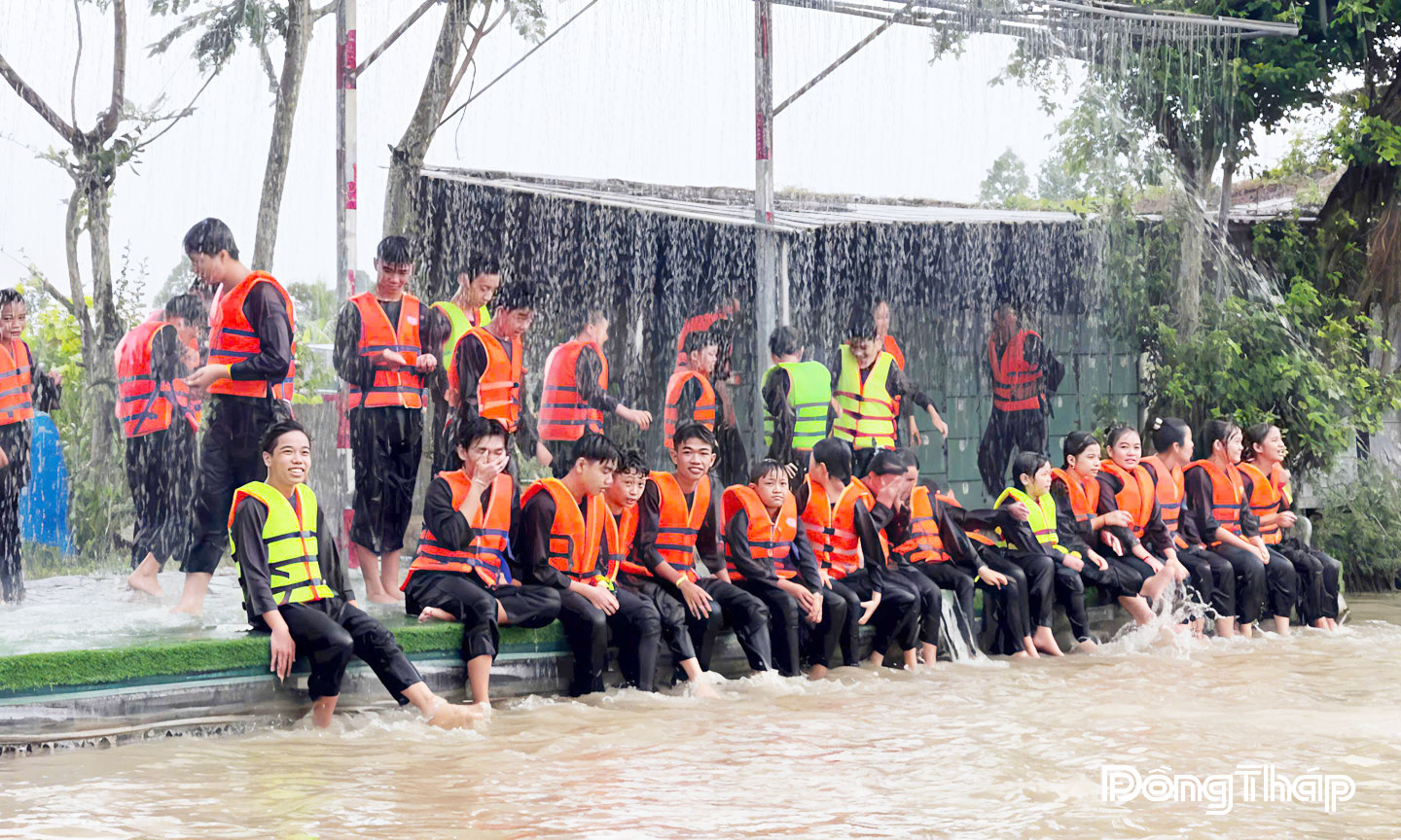 Du khách tham quan, giải trí tại Khu vui chơi Happy Land Hùng Thy (phường Sa Đéc).