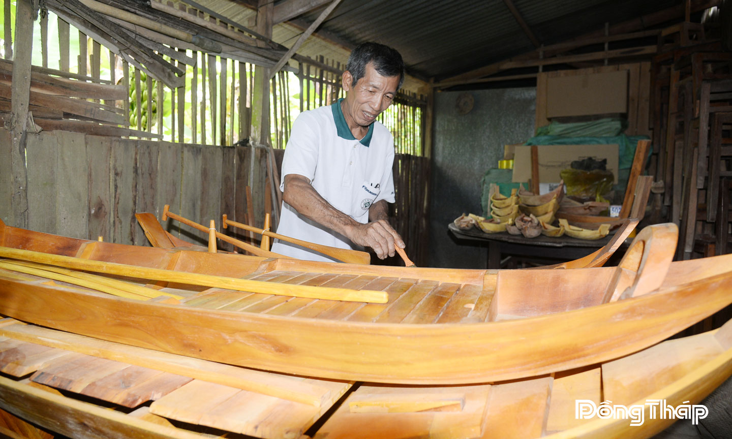Ông Nguyễn Văn Tốt (thường gọi Bảy Tốt) cho biết, gia đình ông có 4 đời theo nghề đóng xuồng, ghe.