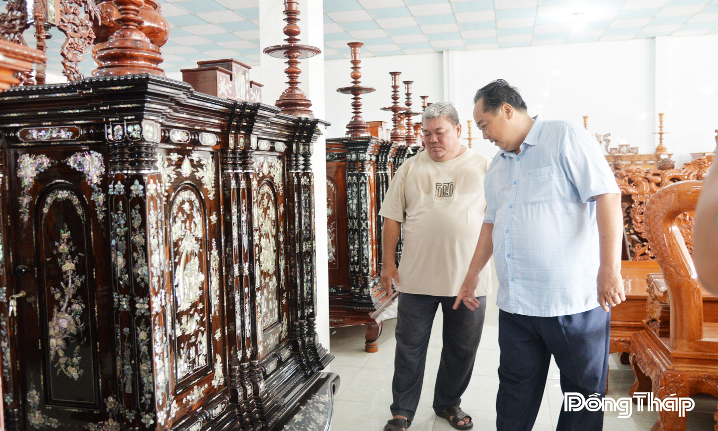 Ông Ngô Tấn Thành (bên trái), người con thứ tám của ông Ba Đức chia sẻ, gia đình ông có 9 anh em đều mở cơ sở sản xuất và bày bán sản phẩm tủ thờ, tất cả đều lấy thương hiệu Ba Đức.