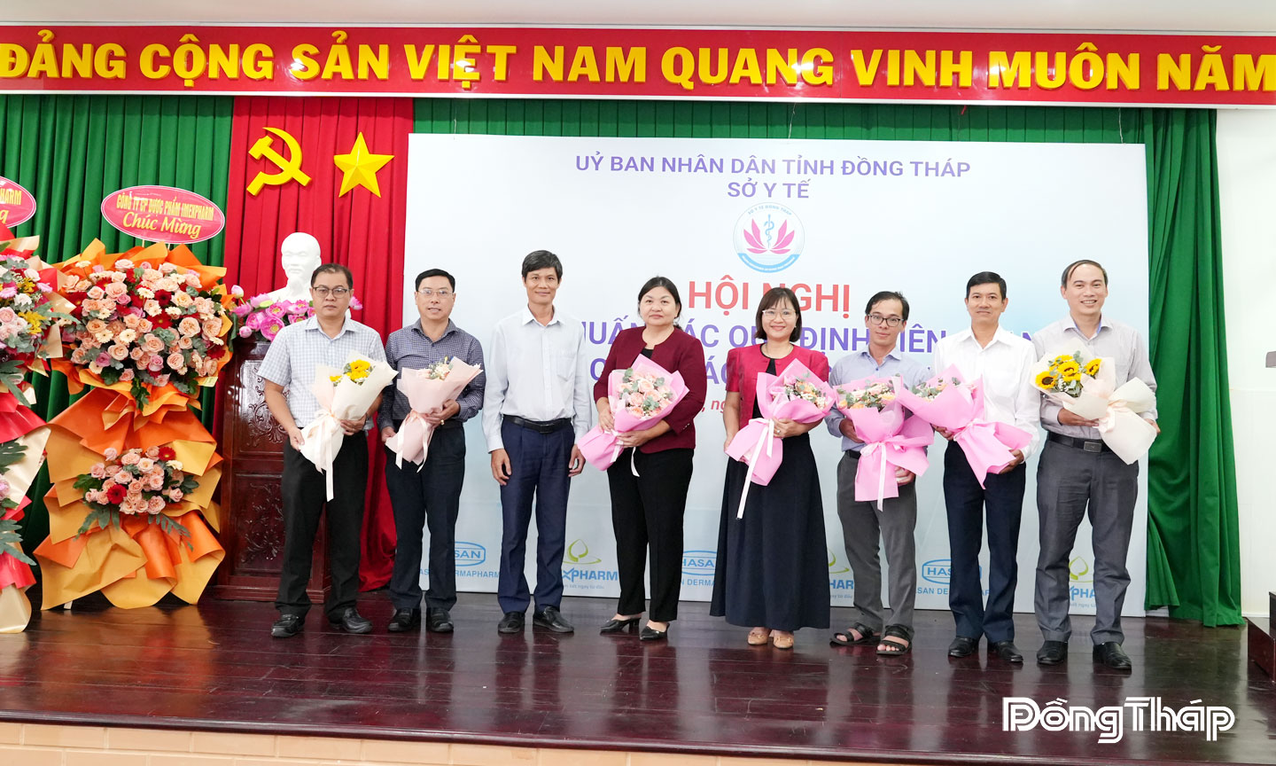 Đồng chí Nguyễn Hồng Vũ – Phó Giám đốc - BHXH tỉnh tặng hoa chúc mừng Phó Giám đốc và các báo cáo viên Phòng Nghiệp vụ Dược Sở Y tế Đồng Tháp.