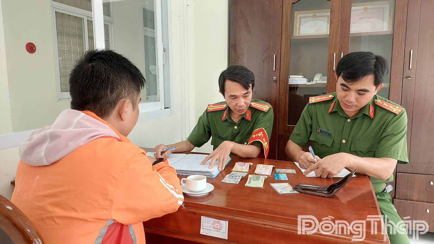 Công an phường tiếp nhận tài sản từ thanh niên.
