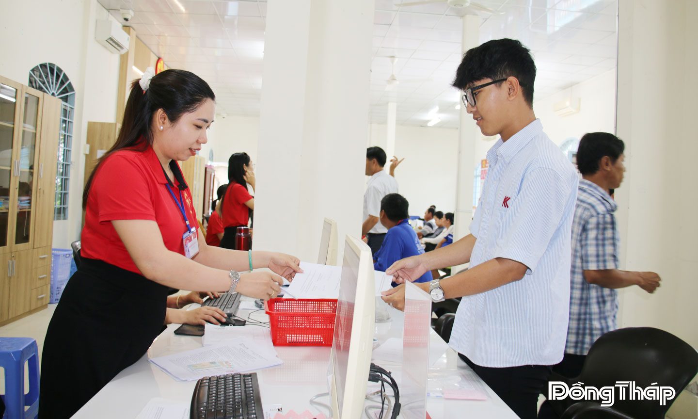 Nhờ triển khai nhiều giải pháp nên Trung tâm Phục vụ hành chính công xã Lấp Vò thực hiện thủ tục nhanh chóng giúp phục vụ tốt nhu cầu của người dân và doanh nghiệp. 