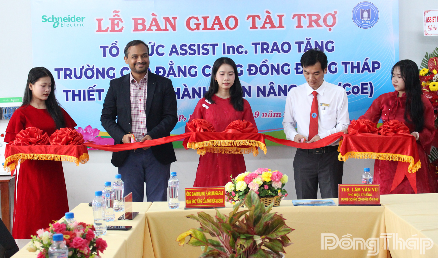 Ông Davitdurai P. Arumugaraj, Giám đốc vùng của tổ chức ASSIST Inc; bà Nguyễn Huỳnh Thảo Nguyên (thứ 2 bên trái sang) và ThS. Lâm Văn Vũ, Phó Hiệu trưởng Trường Cao đẳng Cộng đồng Đồng Tháp thực hiện nghi thức cắt băng khánh thành bàn giao dự án.